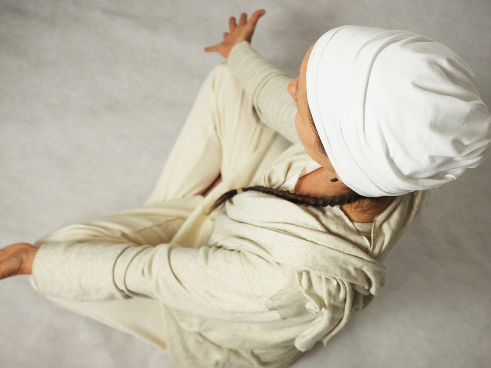 mediation pose, gyan mudra, turban, kundalini yoga with head cover, white kundalini wear and head scarf made of organic cotton jersey, meditate and keep calm